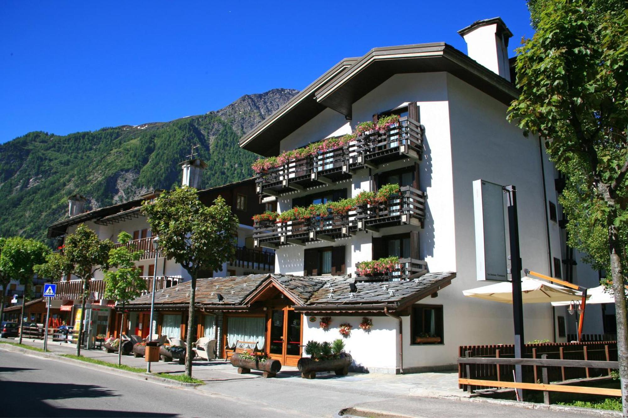 Hotel Les Jumeaux Courmayeur Exterior foto